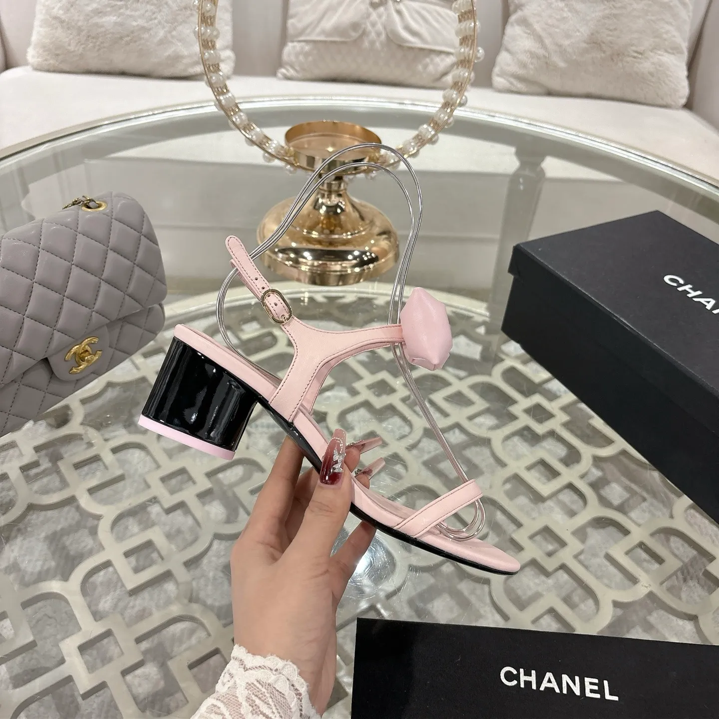 👟👟Ex-factory price 560👟👟 CHANEL 25ss spring and summer new counter top double C bow sandals. This classic design; bow with double C embellishment, playful and elegant, multiple color matching elements... Diversified mix and match is very beautiful and versatile, very light and comfortable on the feet, super delicate and elegant... ꫛꫀꪝ Go➫ Material: Upper: Original customized imported sheepskin Inner: Original custom-made sheepskin lining Outsole: Original custom-made Italian through-dyed genuine leather outsole Size: 35–40 (40 and 41 are custom-made and cannot be returned or exchanged)